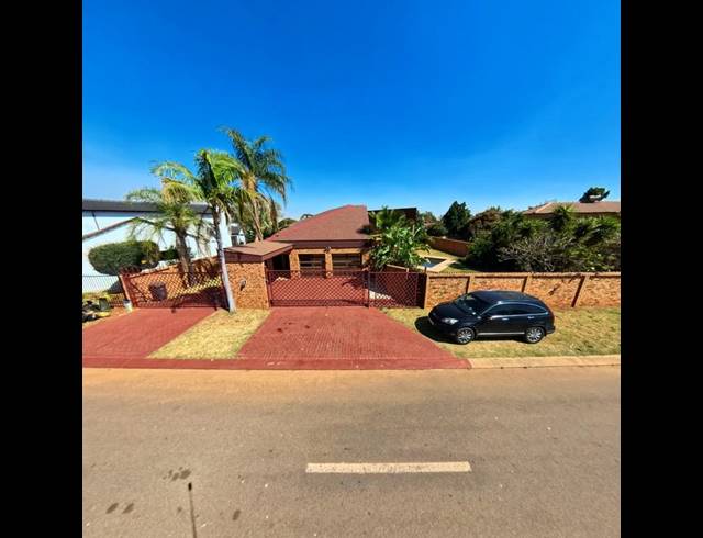 4 BEDROOM HOUSE FOR SALE IN THE ORCHARDS